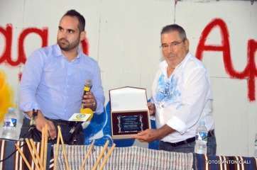 El pregonero muestra la placa de agradecimiento que le entregó el patronato organizador de las fiestas (Foto Antonio Alí)