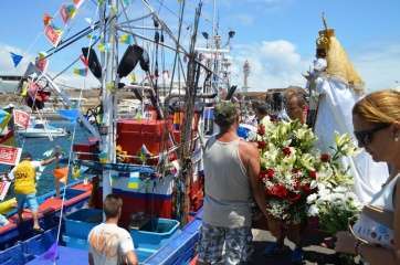 Momento de la procesión de este domingo en el muelle de Taliarte (Foto TA)