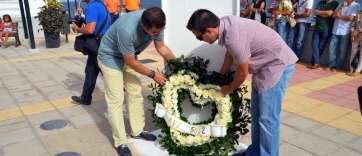 Momento de la ofrenda floral del pasado año (Foto TA)