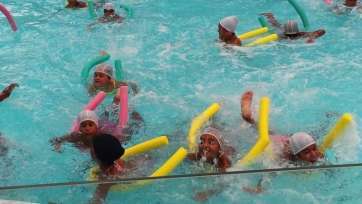 Los pequeños disfrutaron este lunes de una amena jornada de juegos y actividades acuáticas (Foto TA)