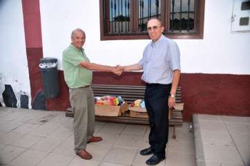 Momento de la entrega de alimentos al párroco de Santa Rita (Foto TA)
