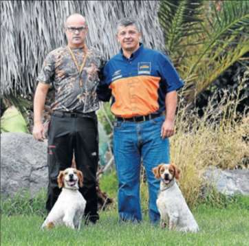 Los dos perros, Canix y Eray, con Roberto HernaÌndez y Pedro PenÌƒate de Valsebike (Foto Gerardo Montesdeoca / C7)