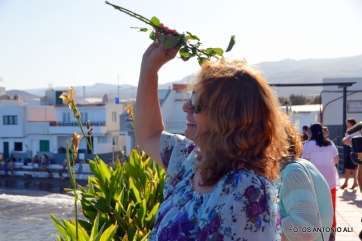 Uno de los familiares de las víctimas arroja una rosa blanca al mar en la playa de Ojos de Garza (Foto Antonio Alí)