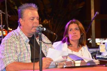 El pregonero y la alcaldesa Carmen Hernández, en un momento del acto de arranque de las fiestas de Melenara (Foto TA)