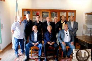 Miguel León (primero por la derecha en la fila delantera), con el resto de miembros del equipo de Claudio Ojeda (Foto TA)