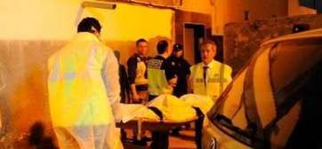 Momento del traslado del cadáver de Félix Sarrias (Foto C7)