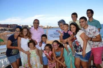 Juan Francisco, rodeado de su familia, esta tarde en el mirador que lleva su nombre (Foto TA)