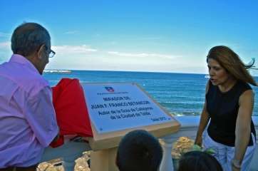 La alcaldesa y el homenajeado retiran la cortinilla roja que cubría la placa con el nombre de Juan Francisco Franco (Foto TA)
