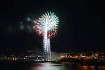 Una de las composiciones de los fuegos artificiales de esta noche (Foto TA)
