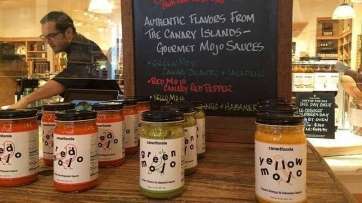 El joven Enrique Robaina junto a los tarros de su mojo, en sus tres variedades (Foto TA)