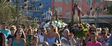 Imagen de la procesión religiosa a su llegada a la playa de Melenara (Foto Antonio Alí)