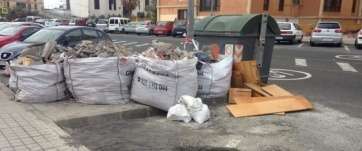 Bolsas de escombros en espacios comunes del Valle de Jinámar (Foto TA)