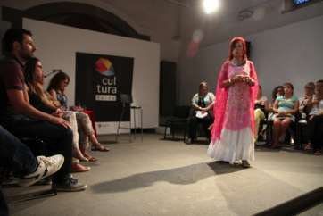 La psicóloga Itziar de Barrenengoa, durante su conferencia en Telde (Foto Jesús Ruiz)