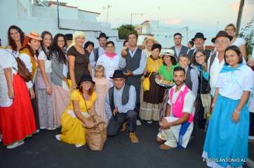 Grupo de romeros de todas las edades, esta noche en Lomo Magullo (Foto Antonio Alí)