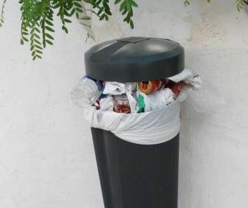 Papelera en San Francisco, en la calle Bailadero (Foto TA)