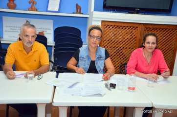 Momento de la asamblea de anoche en Casas Nuevas (Foto Antonio Alí)