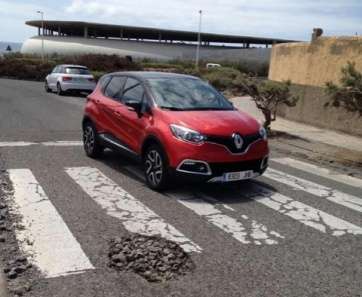 Los vehículos se ven obligados incluso a invadir el carril contrario para esquivar los baches (Foto TA)
