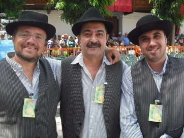 Adolfo Santana (c), en una imagen de archivo con los también periodistas Marcos Álvarez y Antonio José Fernández (Foto TA)