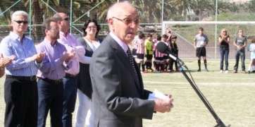 Juan Ramírez, en abril de 2011, en el acto de denominación con su nombre del campo de fútbol 7 anexo a El Hornillo (Foto TA)