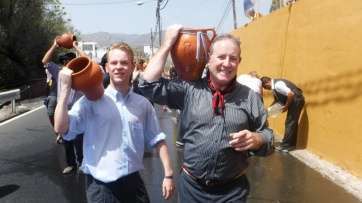 Dos extranjeros, en la Traída del Agua de este año (Foto TA)