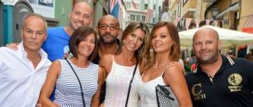 Vecinos de Telde en la fiesta de este viernes por la noche en Vegueta (Foto Antonio Alí)