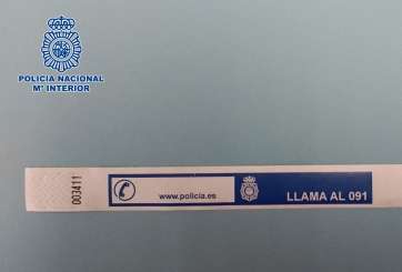 Imagen de las pulseras que la Policía Nacional distribuirá entre las calas de Telde (Foto TA)
