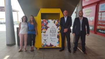 Ángel Medina y Leticia (Martínez Cano), Jessica Benítez (Asociación Iraitza) y Carlos Fita (gerente del CC Las Terrazas) (Foto TA)
