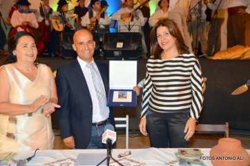 Julia Martel, presidenta del Patronato de Fiestas de La Garita, y la alcaldesa Carmen Hernández, junto al pregonero (Foto TA)