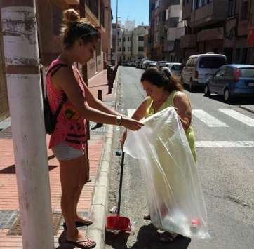Vecinos del barrio retiran la basura en las calles aledañas a la plaza (Foto TA)