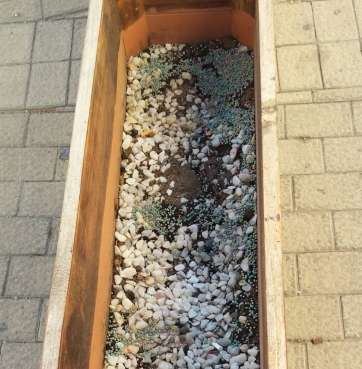 Imagen de las jardineras con el veneno (Foto TA)