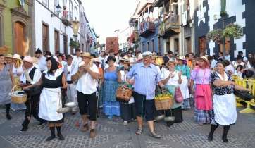 El grupo de pescaderas y vendedores de Melenara, a su llegada ayer a la plaza de Teror (Foto TA)