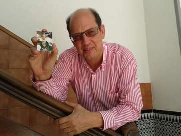 El salesiano José Carmelo Pulido, con un pequeño imán con la imagen del Santo Cristo de Telde (Foto TA)