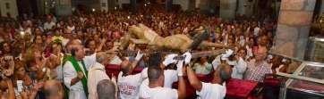 Imagen del Santo Cristo de Telde entre sus fieles (Foto TA)