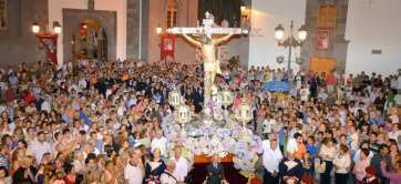 Momento de la procesión de esta noche (Foto TA)