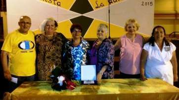 La homenajeada, en el centro de la imagen (Foto TA)