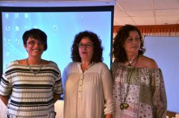 La  consejera Elena Máñez (i), junto a la doctora Teresa Martinez (c) (Foto TA)