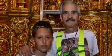 José Santana Melián, con su nieto, delante del Altar Mayor de la Basílica de Telde (Foto TA)
