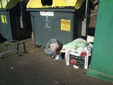 Imagen de contenedores en la urbanización Hoya Pozuelo (Foto TA)