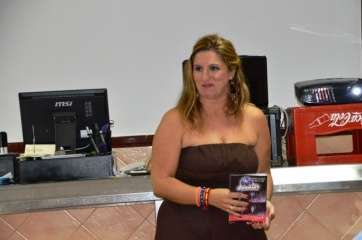 Marta Álvarez, con el nuevo número de la revista (Foto TA)