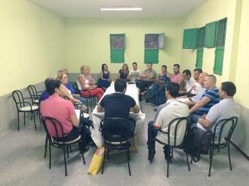 Encuentro de vecinos de Eucaliptos II con la Ejecutiva local del PSOE, este jueves (Foto TA).