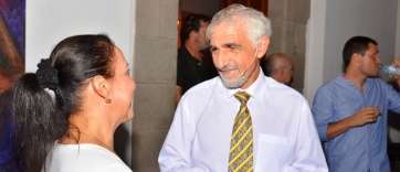 El doctor Durán charla con una persona antes del inicio de la charla (Foto Antonio Alí)