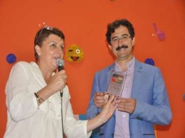 Esteban Rodríguez recibe de Pino Perdomo un detalle por la lectura del pregón (Foto TF)