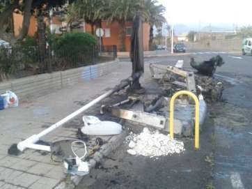 Contenedores quemados en Las Remudas este martes (Foto TA)