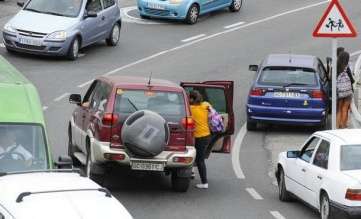 Aglomeración de vehículos en la zona (Foto Arcadio Suárez-C7)