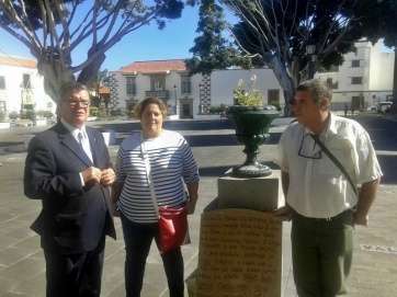Santiago León, junto a su mujer Isabel y el cronista Antonio María González (Foto TA)