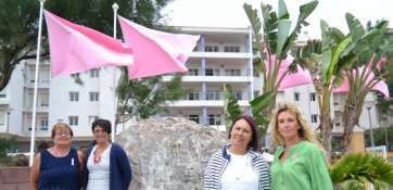 La consejera de Política Social y Accesibilidad del Cabildo, Elena Máñez, y la presidenta de Asociación Canaria de Cáncer de Mama y Ginecológico, Marisa Herrera,, debajo de las banderas rosas (Foto TA)