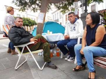 Brito (d), que se incorporó esta madrugada a la lucha de León (i), junto a la activista social Margarita Alonso (Foto TA)
