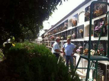 Agustín Arencibia (d.), junto a un técnico municipal, en uno de los cementerios (Foto TA)