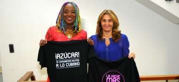 La cantante Lucrecia y la concejala de Desarrollo Local, la socialista Soledad Hernández (Foto TA)