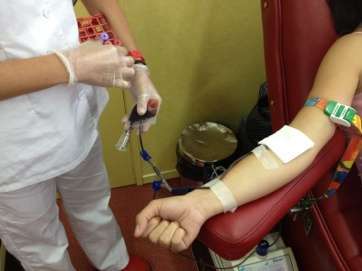 Una ciudadana dona sangre en una unidad móvil del ICHH (Foto TA)